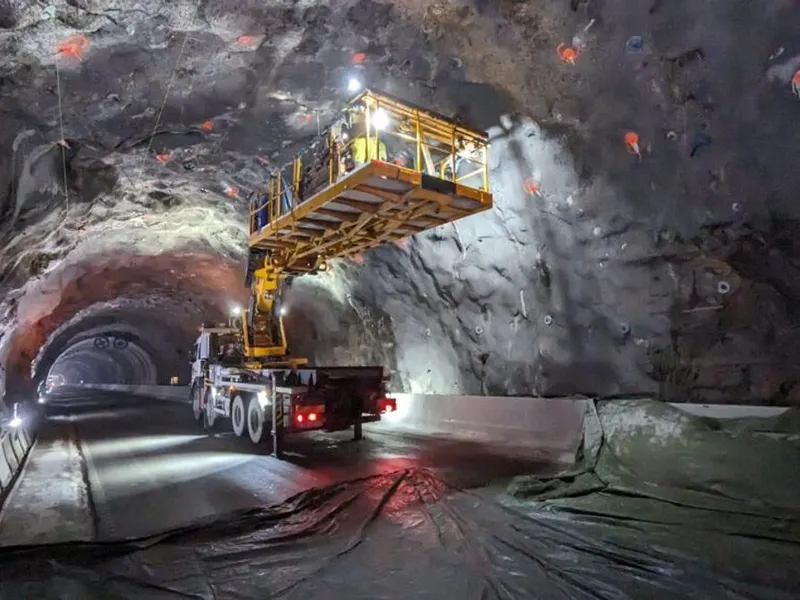 Det er AG Tunnel som utfører vann- og frostsikringsarbeidet på Frøyatunnelen.