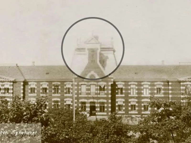 gammelt bilde av fylkeshuset da det var nytt. vi ser gavlen over fylkesrådmannens kontor som skal bygges opp igjen til full størrelse. - Klikk for stort bilde