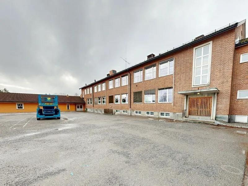 Hovin skole har en eksisterende bygningsmasse fra 50-, 70- og 90-tallet. Nå skal skolen rehabiliteres og utvides.. Foto: Betonmast.