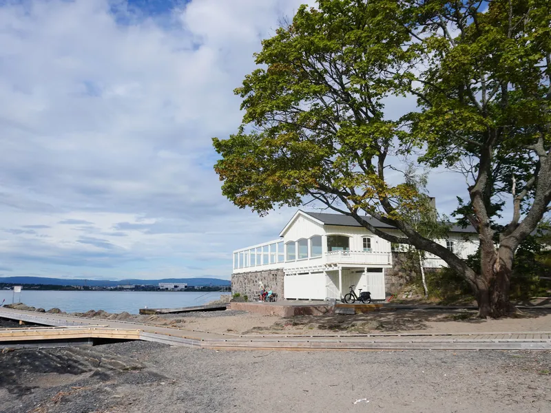 Fasaden av Hukodden strandrestaurant, ved strandsonen.