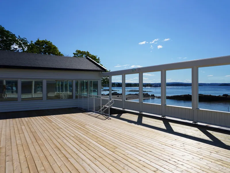 terrassdekket som viser utsikten mot havet
