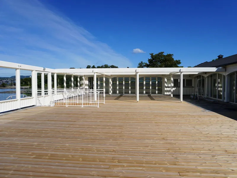 Terrassen og uteområdet på strandrestauranten