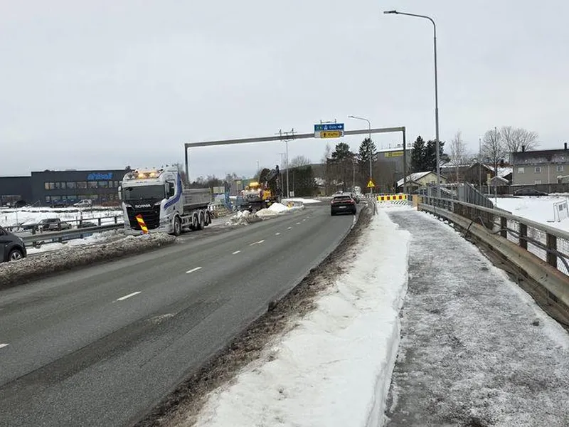 Bru med trafikk. To kjørefelt på den ene sida av brua, nærmest kamera, ett felt på den andre sida.