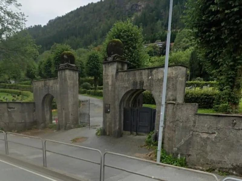 NCC skal skifte ut muren langs Solheim gravplass i Bergen.. Foto: NCC