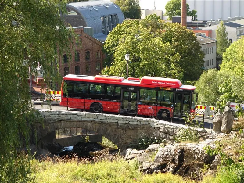 Bilde av buss som kjører over Storebro - Klikk for stort bilde