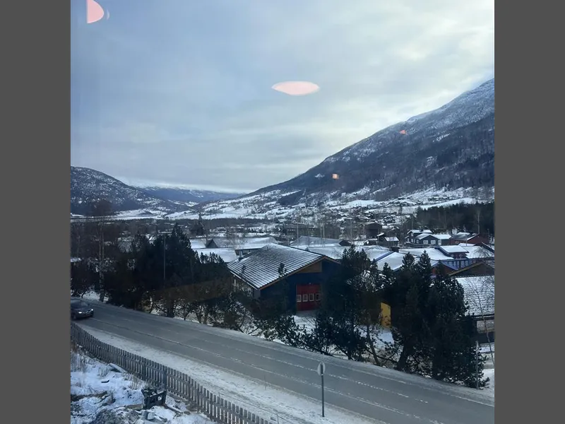 Utsikt frå eit av pasientromma. utsikt mot barnehagen og lomskyrkja - Klikk for stort bilde