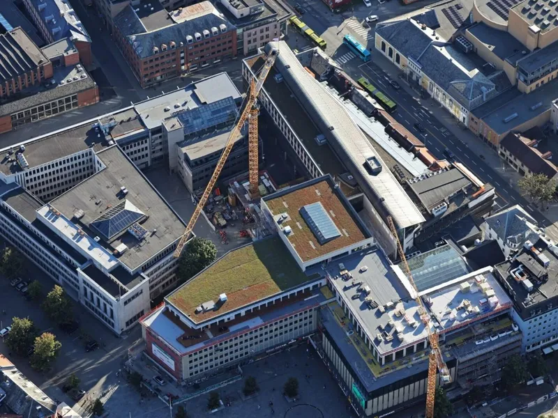 Mot slutten av prosjektet gjenstår i hovedsak utomhusarbeider, blant annet ferdigstillelsen av Tinghusparken, som har vært brukt som riggområde for rehabiliteringen og påbyggingen av Trondheim Torg. Foto: Skanska.