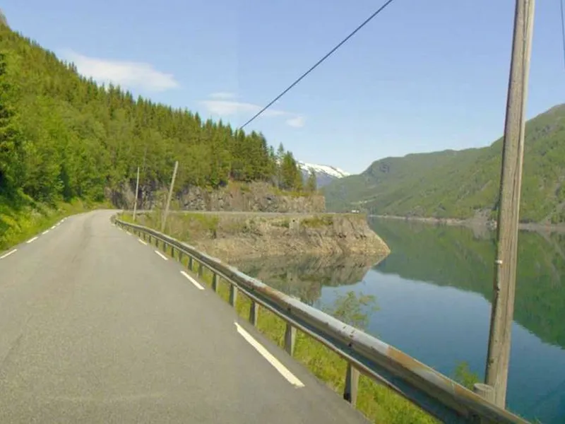 Riksveg 13 ved Røldalsvatnet.