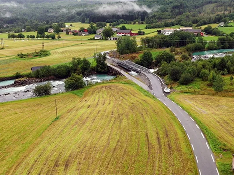 Dei siste to åra har trafikken gått på ei midlertidig bru over Storeelva på Byrkjelo. Foto: Vestland fylkeskommune