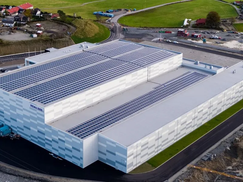 REMA distribusjonssentral i Sandnes setter en ny standard for energiforbruket i slike bygg, blant annet med solkraftverk og to typer energilagre, både batteri og termisk (Foto: REMA 1000).