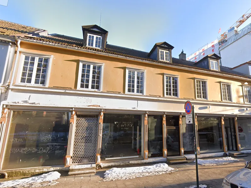 Bygget i Dronningens gate 20 er under ombygging. Foto: Google Maps