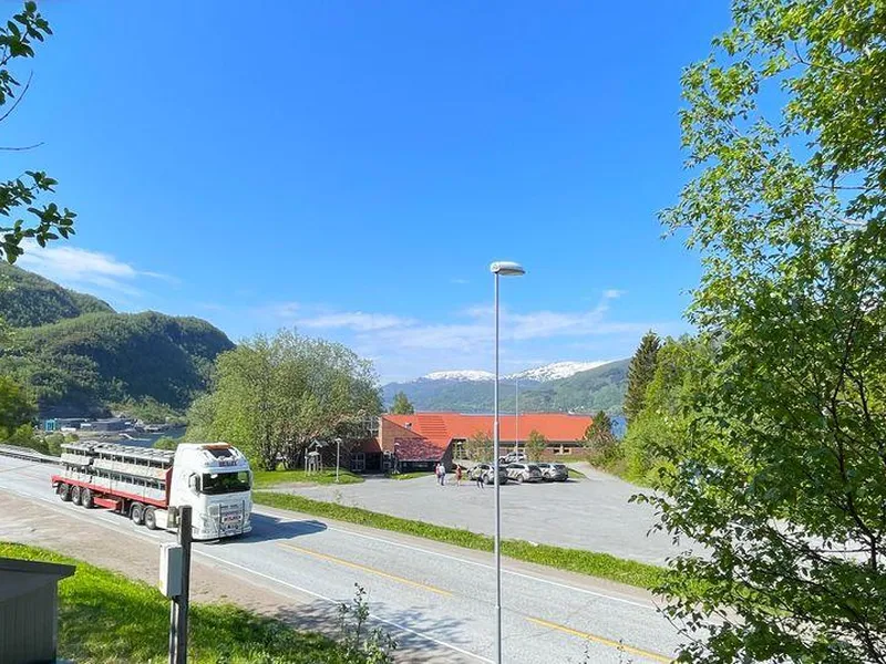 Bildet viser Kobbelv vertshus der det ligger høyt over fjorden og tett inntil E6 på Engan i Salten. Bildeteksten sier, Midt i sørøyet: Idylliske Kobbelv vertshus ligger høyt over fjorden tett inntil E6 og nesten midt mellom Fauske Bognes