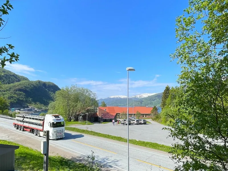 Midt i sørøyet: Idylliske Kobbelv vertshus ligger høyt over fjorden tett inntil dagens E6 og nesten midt mellom Fauske Bognes. Foto: Statens vegvesen.