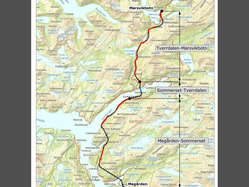 Bildet er et kart som viser de tre trinnene i utbyggingen av E6 Megården-Mørsvikbotn i Hamarøy kommune. Bildeteksten sier, Tre trinns utbygging: Statens vegvesen skal bygge ny E6 på Strekningen megården-Mørsvikboten. Byggetrinn 1 har forventet byggestart i 2025.