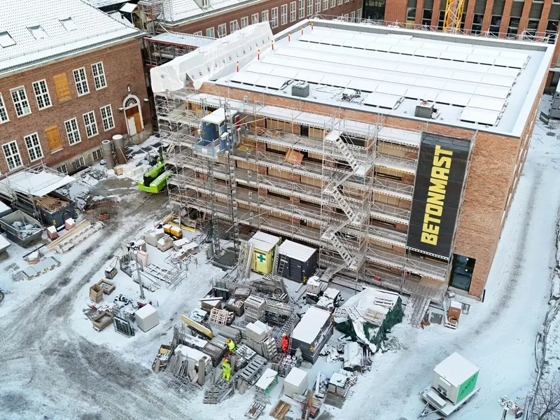 Den videregående skolen ligger sentralt i Trondheim sentrum, vis-a-vis Nidarosdomen og flere eldre bygninger, tidligere eid av Forsvaret. Foto: Betonmast Trøndelag.
