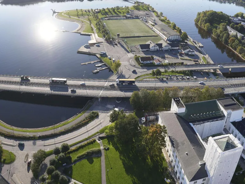 Sandvika bruer på E18 i Bærum har behov for reparasjoner i sørenden av bruene (rød markering). Foto: Rambøll / Statens vegvesen / Handout / NTB.