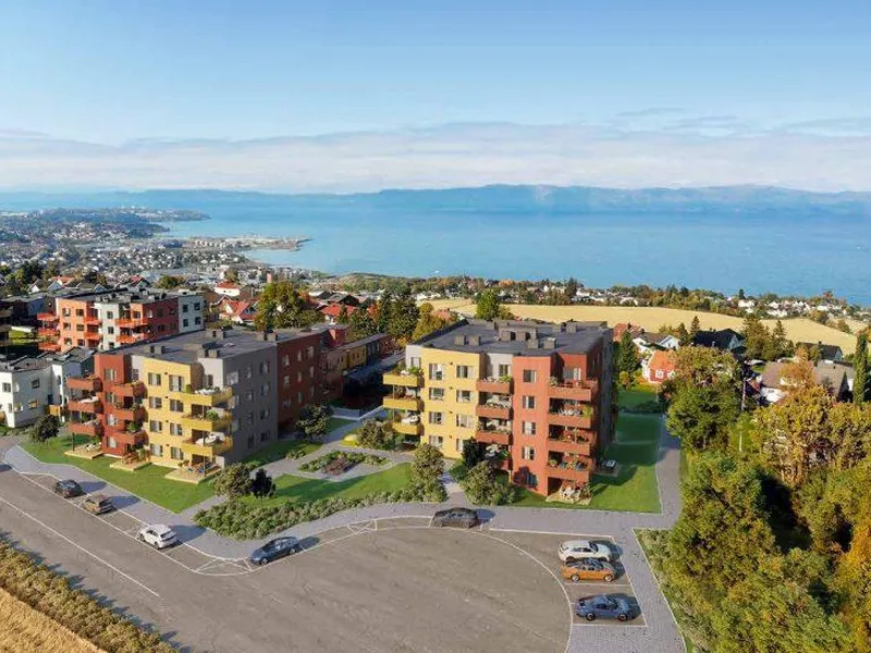 Illustrasjon av boligområde med åker og sjø i bakgrunnen