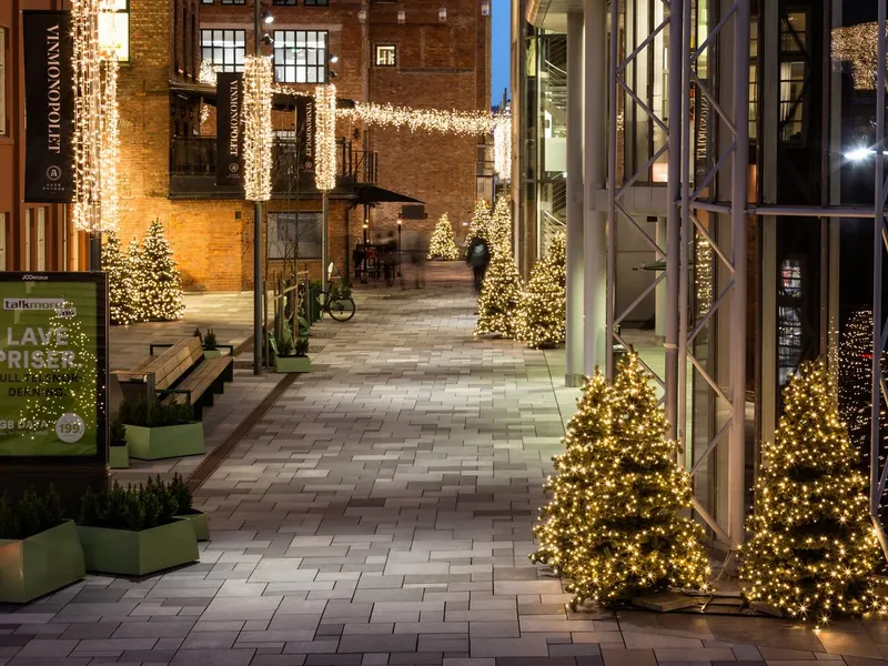 Uteareal dekorert med julelys. Foto