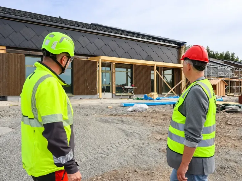 Prosjektleder og barnehageleder utenfor Ridabu barnehage