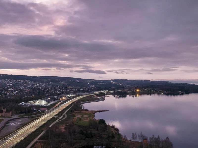 Utsikt fra Mjøstårnet mot Brummundal. Kveldslys. Foto.