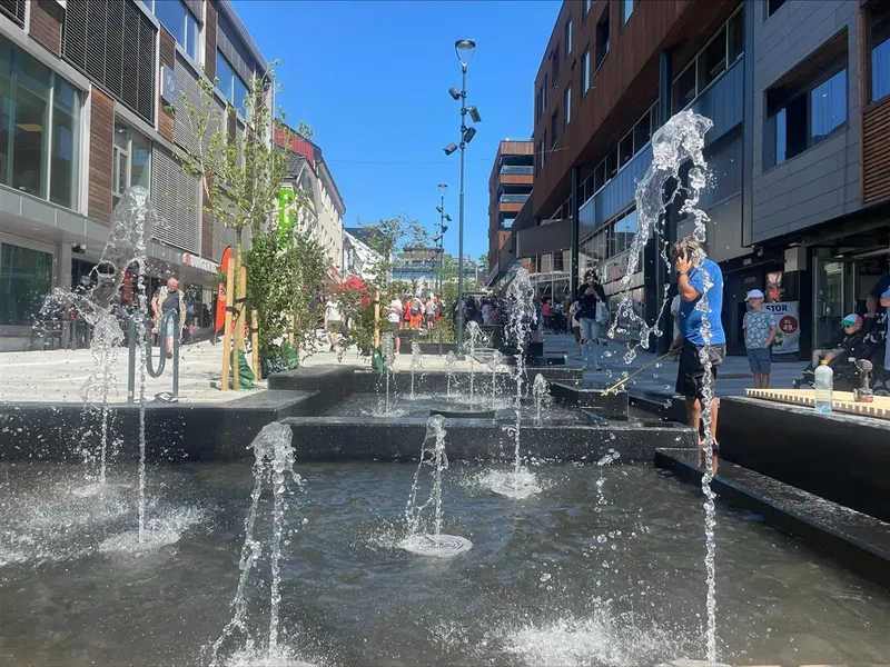 Bilde av fontene nederst i Rådhusgaten - Klikk for stort bilde
