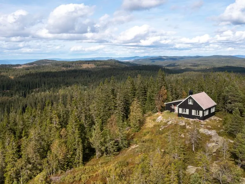 Hytta har en fantastisk beliggenhet oppe på Ringkolltoppen (702 moh.), med utsikt i alle himmelretninger
