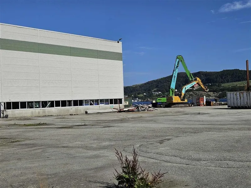 Bilde frå riving av Bokn Plast pr. 05.09.24 - Klikk for stort bilete