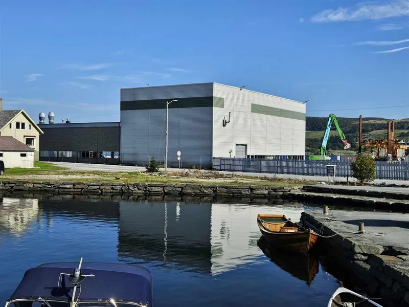 Bilde av den sørlegaste Bokn Plast-bygningen. - Klikk for stort bilete