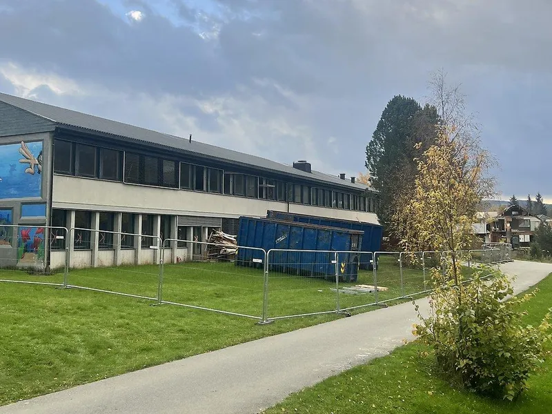 Frøystad med inngjerdet anleggsområde