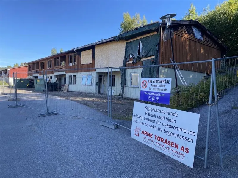 Et rekkehus med en brannskadet del - Klikk for stort bilde