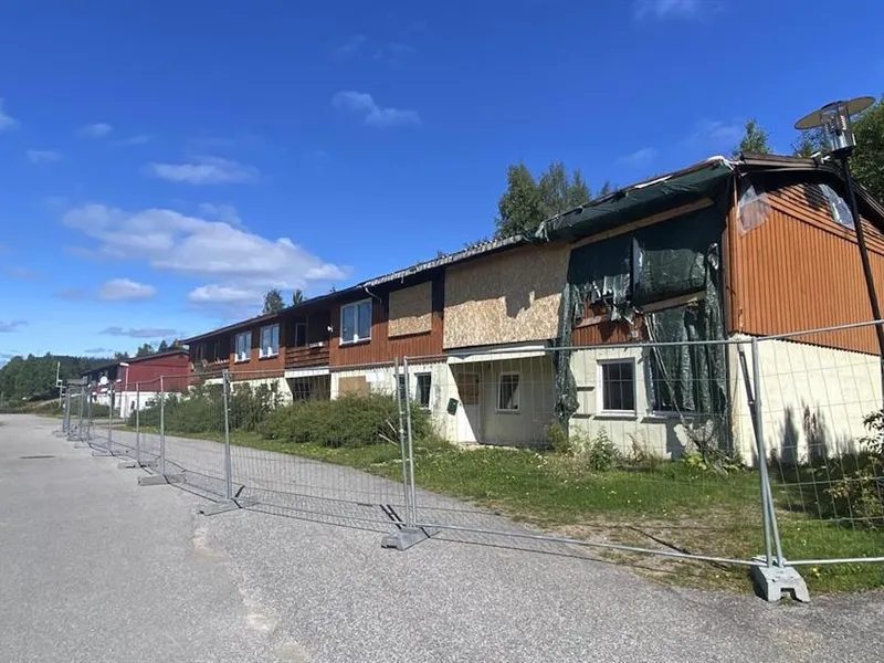 Et rekkehus med en brannskadet del - Klikk for stort bilde