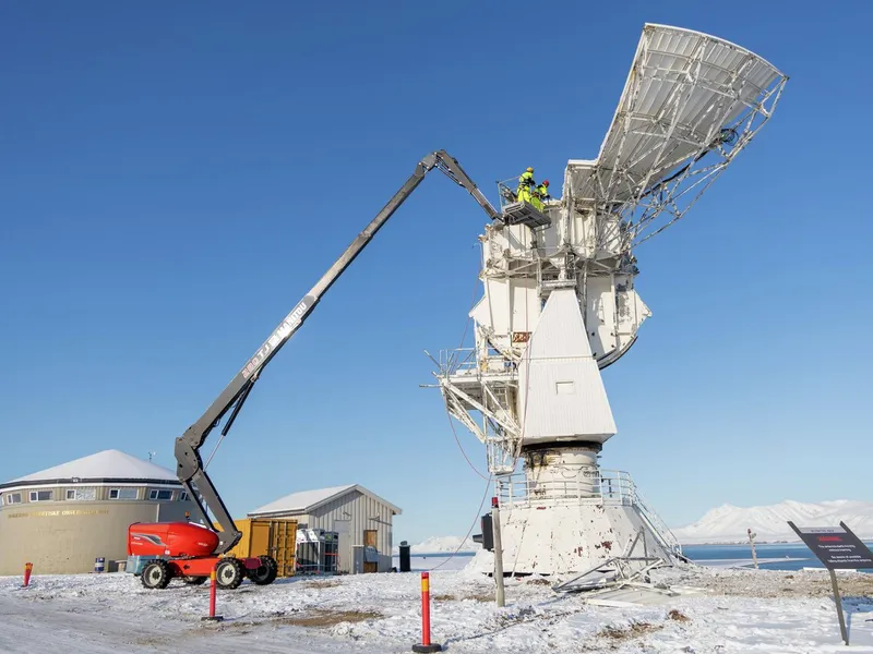 Fine omgivelser med blå himmel og full sol da AF Decom rev antennen