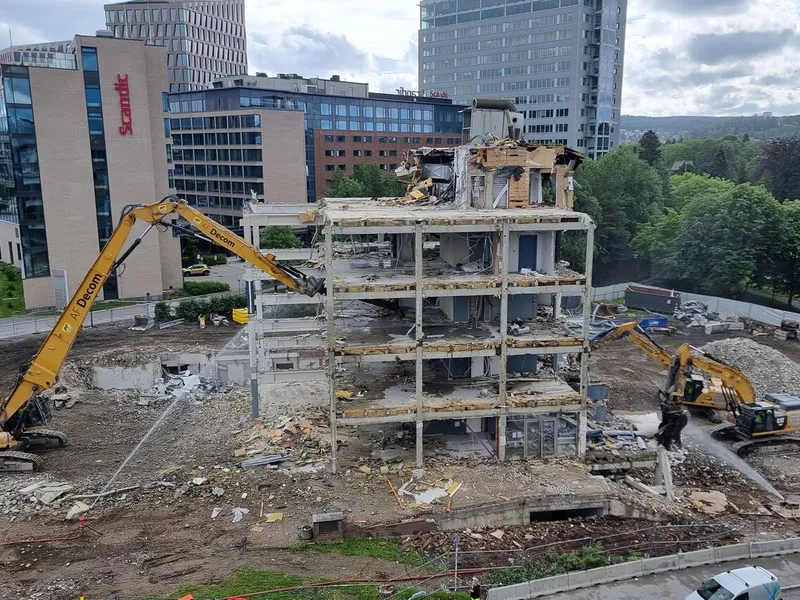 Ultra high demolition gravemaskin i arbeid. UHDen har en rekkevidde på 27 meter