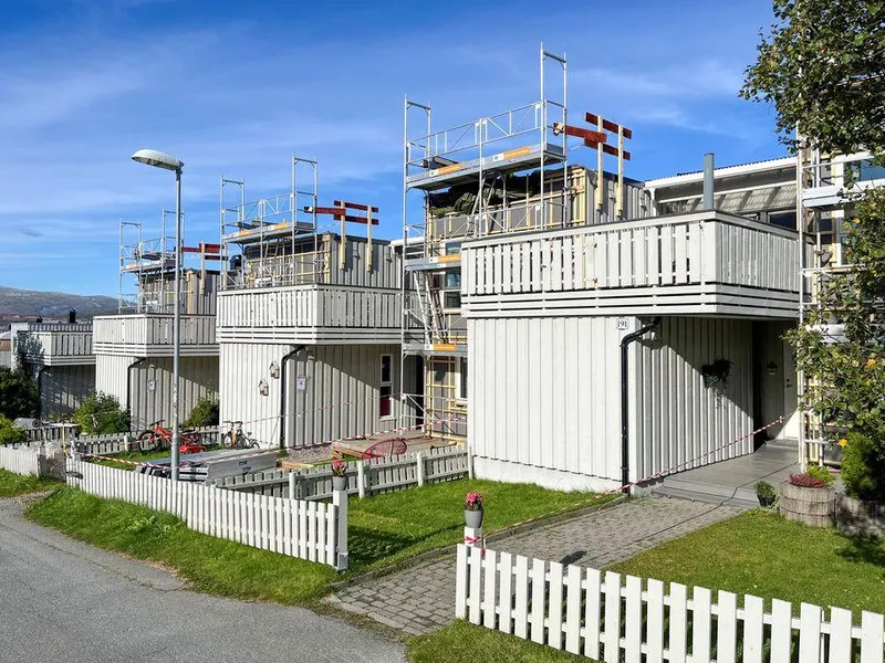 Prosjektet gjennomføres med egne håndverkere og lærlinger, noe som gir god kontroll på både fremdrift og kvalitet.
