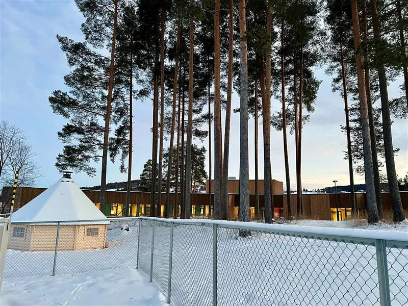 Bilde av barnehagen og grillhytta. - Klikk for stort bilde