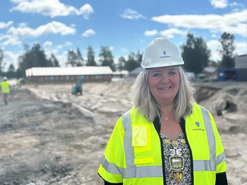 Kvinne på byggplass