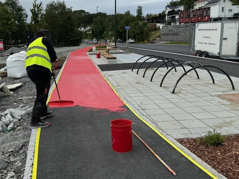 Bilde av rødt sykkelfelt langs Borgundvegen. - Klikk for stort bilete
