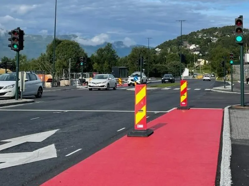 Bilde av rødt sykkelfelt langs Borgundvegen. - Klikk for stort bilete
