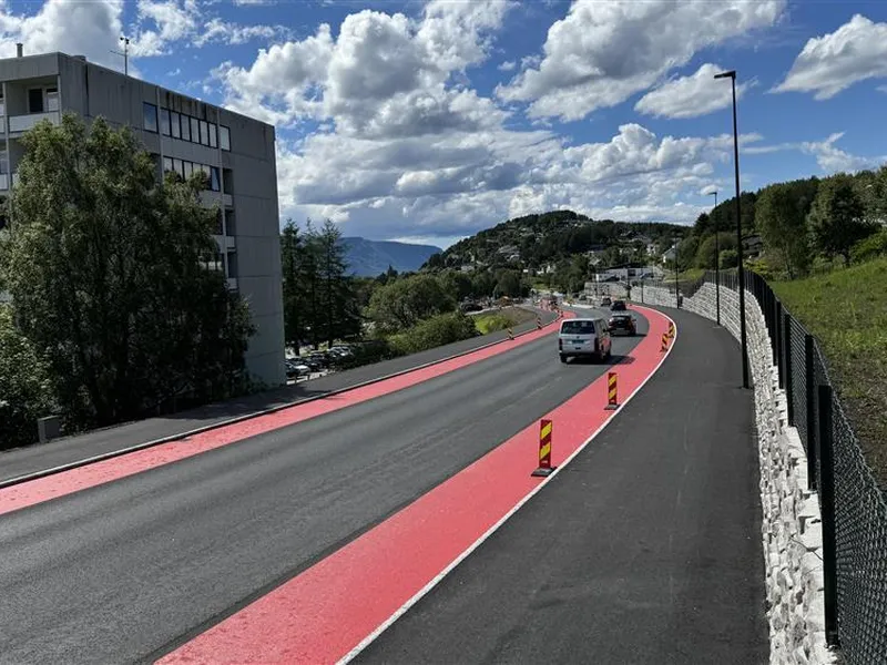 Bilde av rødt sykkelfelt langs Borgundvegen. - Klikk for stort bilete
