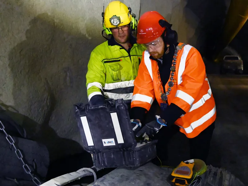 Bergsprenger Christian Solheim fra Implenia/Stangeland hjalp Kvitsøy-ordfører Kjell André Nordbø til å trykke på knappen på den første salven på den største Rogfast-kontrakten. Foto: Statens vegvesen.