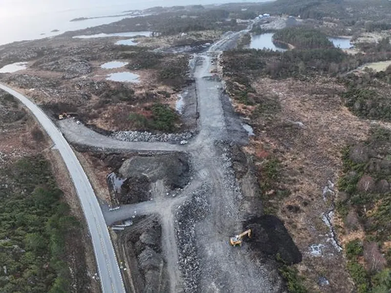 Bildet viser grovplanert dagsone, sett frå nord mot tunnelpåhogget på Laupland, 25.01.24.  - Klikk for stort bilete