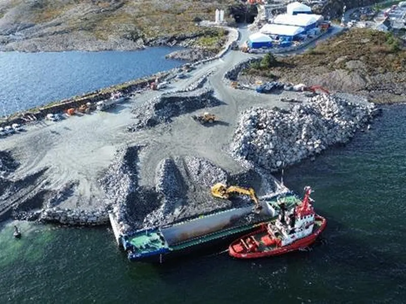 Bildet viser fylling og lastekai i Arsvågen - høst 23. - Klikk for stort bilete