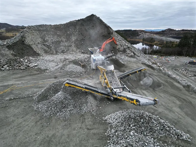 Bilde av elektrisk steinknusing på Laupland. - Klikk for stort bilete