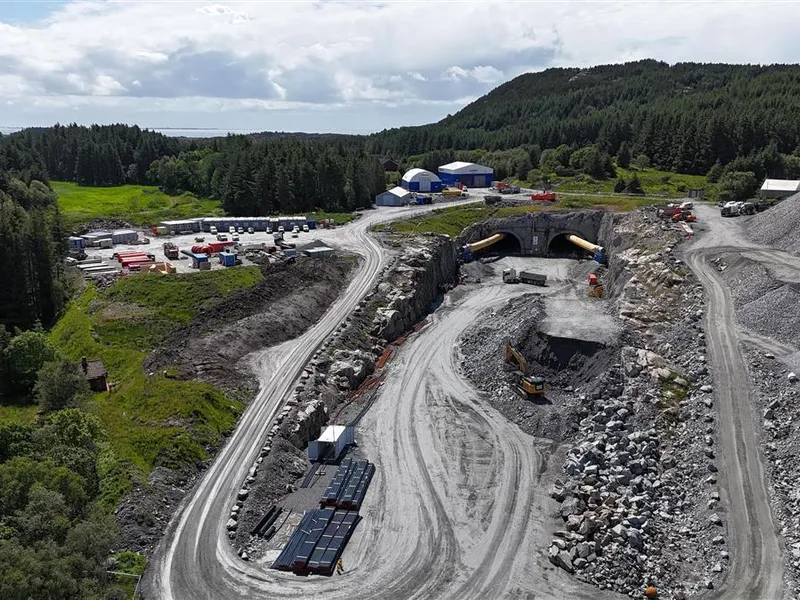 Bilde av tunnelpåhogg og riggområde ved Laupland.  - Klikk for stort bilete