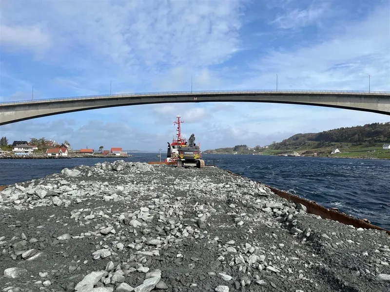 Bilde av lektertransport av tunnelstein under Boknasundbrua. - Klikk for stort bilete