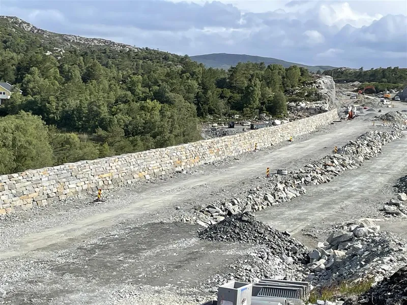 Bilde av støyskjerm ved Søre Vatnalandsvatn (Vågshaugtjernet).  - Klikk for stort bilete
