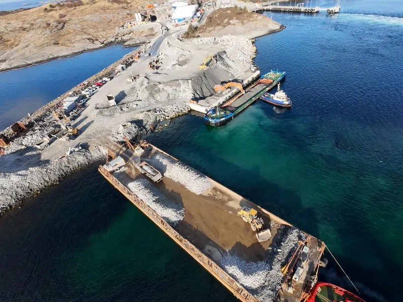 Tunnelsteinen fra Skanska sin Rogfast-kontrakt blir lastet på lektere på Arsvågen og transportert til ulike steder rundt Boknafjorden.. Foto: Skanska