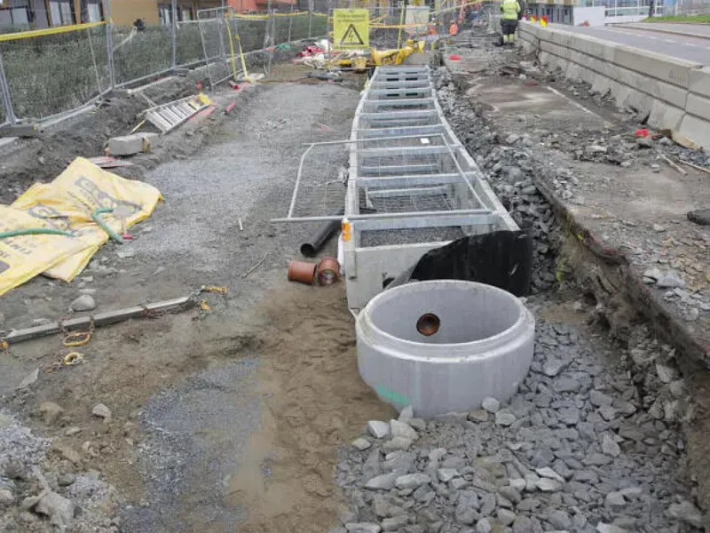 Anleggsområdet på Ensjø før ferdigstillelse i fjor høst. I september i fjor var det satt plantekasser og kantstein i Ensjøveien. Foto: Oslo kommune.
