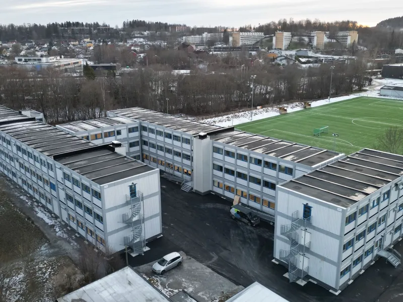 Midlertidig skolebygg på 5.200 kvadratmeter venter elevene ved Rud videregående skole i Bærum etter ferien. Foto: Adapteo.