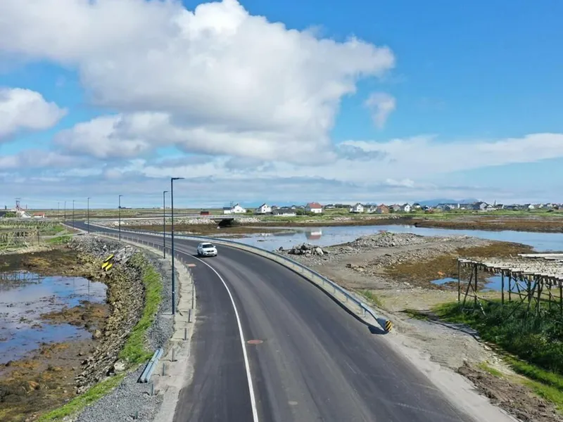 Nesten hele Røst har fått ny asfalt og fortau tilknyttet bruene som er oppgradert. Foto: Nordland fylkeskommune.